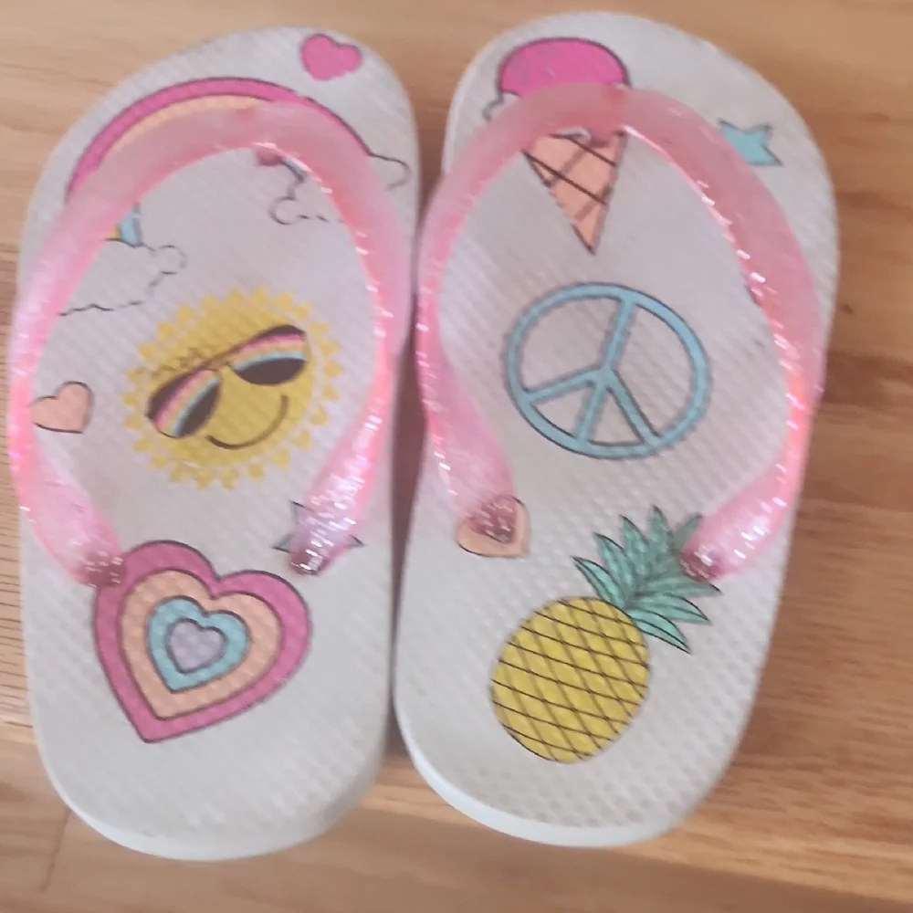 The Childrens Place Kids Glittery Pink Flip Flops Size 7/8 - Picture 7 of 9